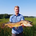 Kontaktai. SVAJONIŲ ŽUVIS. Arnoldas Šarkis. Žvejybos būreliai ir stovyklos vaikams ir jaunimui 